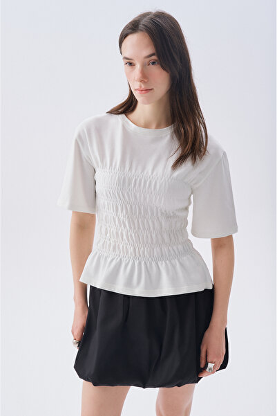 Mudo بلوزة قصيرة الأكمام برقبة دائرية وتصميم مزموم