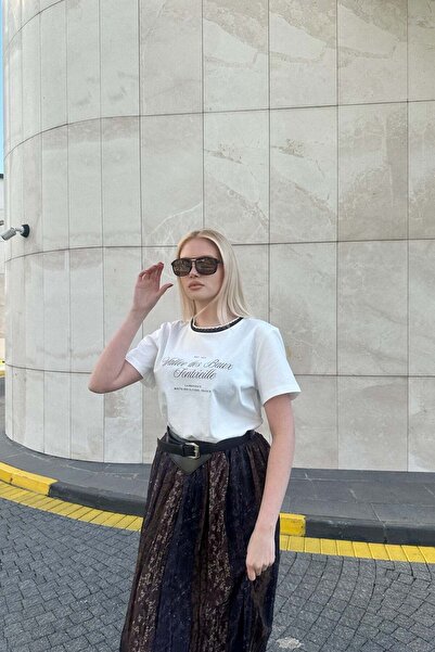 lizge giyim تيشيرت بياقة دائرية مع تفاصيل مطرزة