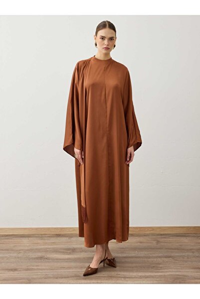 Refka Φόρεμα Τεσεττούρ με σατέν ύφασμα και φούντες, με πρόσθετο σάλι - Καμηλό