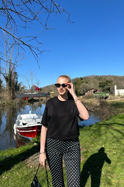 lizge giyim تي شيرت برقبة دائرية مع إكسسوارات على شكل قلب