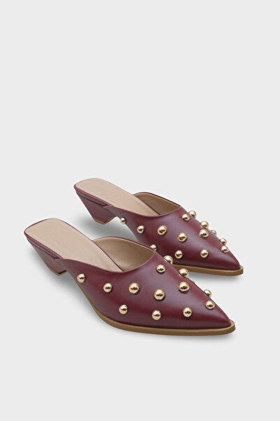 Capone Outfitters Γυναικείες παντόφλες Meredith με μεταλλικά αξεσουάρ με μυτε...