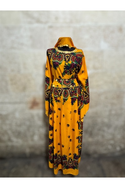 MODA Το τοπικό φόρεμα είναι μέσα στο σάλι και τη ζώνη