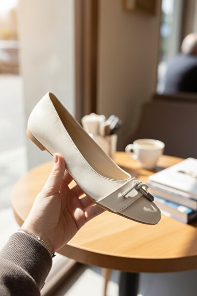 enoch إكسسوارات نسائية أنيقة بـ مرصّع بالأحجار عقدة باللون الكريمي حذاء مسطح