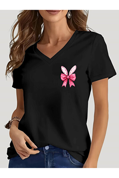 mercoledi تي شيرت نسائي بشريط مطبوع وياقة على شكل حرف V وأكمام عادية