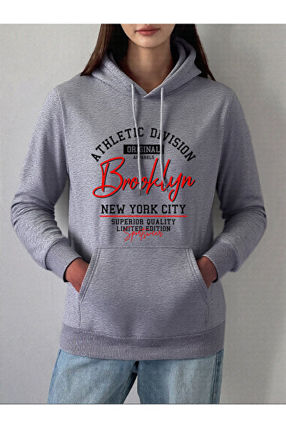 NOISSEY تي شيرت رياضي من Athletic Division Brooklyn Prints بغطاء رأس Essentia...