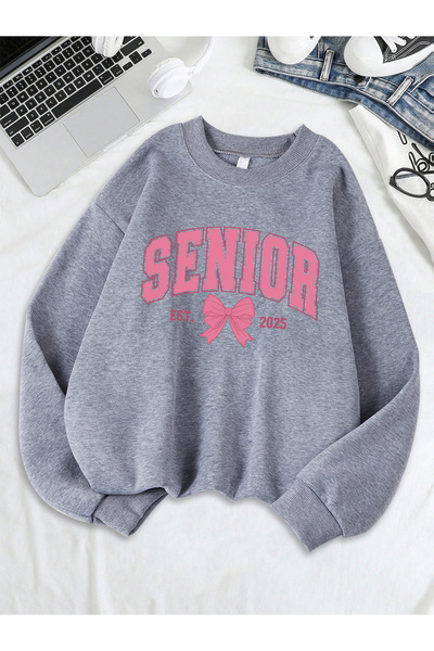 NOISSEY Senior Pink Bow Est 2025 Pulover sa printom okrugla kragna Univerzaln...