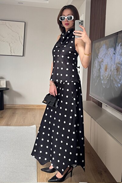 İlayda Toprak Μπλούζα με πουά σε μαύρο σατέν και μίντι φούστα