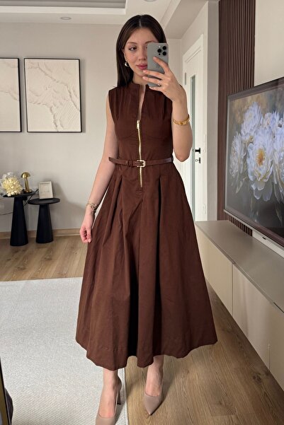 İlayda Toprak Μάξι καφέ μοντέρνο φόρεμα με φερμουάρ και λεπτομερή ζώνη σε μήκ...