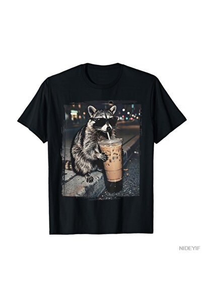 Flood Of Style Ρακούν που πίνει παγωμένο καφέ Αστείο μπλουζάκι με μιμίδιο ζώω...