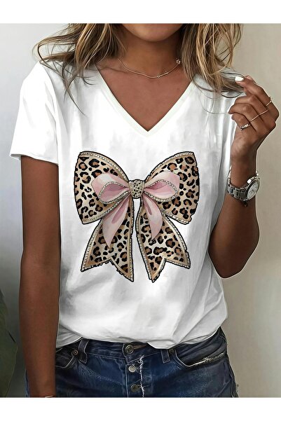 mercoledi تي شيرت نسائي بشريط مطبوع وياقة على شكل حرف V وأكمام عادية