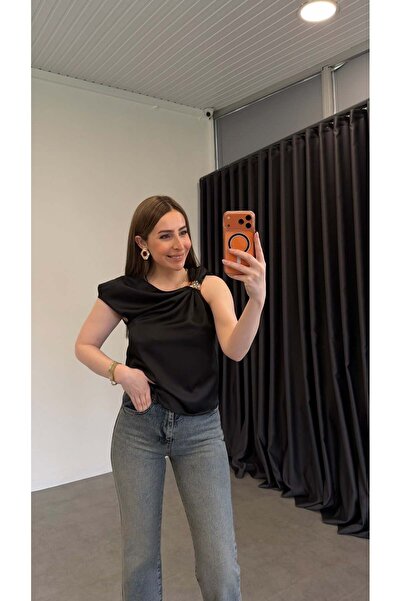 elif teke Omuz Buckled Satin Blouse Black