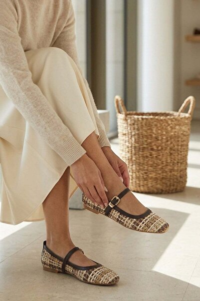 Stilbagshoes حذاء فرانسنس هاسير بتفاصيل مفصلة ورباط للكاحل للنساء B حذاء مسطح...