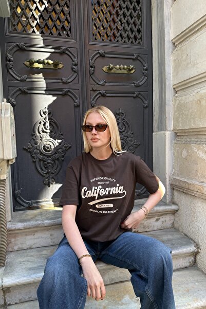 lizge giyim تيشيرت بياقة دائرية مع تفاصيل مطبوعة ومطرزة