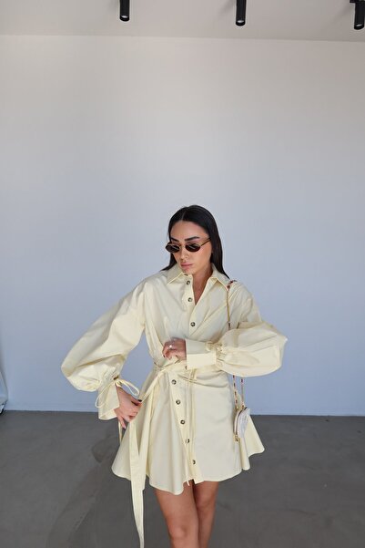 Özge Özgenç Belden Bağlamalı Tasarım Mini Elbise