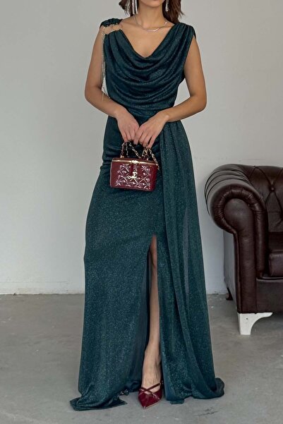 XXL BUTİK Kadın Zümrüt Yeşil Zincir Detaylı Simli kumaş Işıltılı Uzun Abiye E...