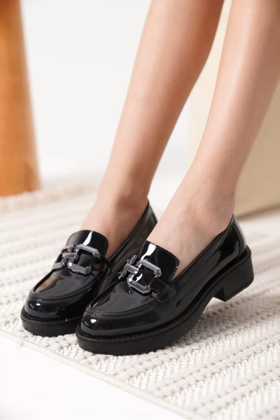 Belinora Loafer de damă din piele lacuită, negru, cu cataramă argintie TR17MS02B