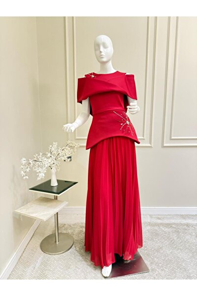 MYROSE SA A dress with a flat shoulder