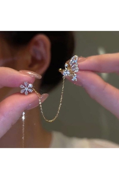 La Saade Butterfly Dream Ear Cuff – Kelebek Detaylı, Zincir Bağlantılı Işıltı...