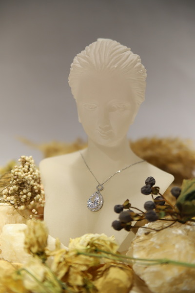 CHARM Royal Tear Necklace – Classic Elegance