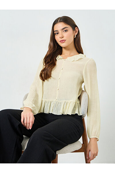 Take Two By Styli بلوزة بيج اللون ذات ملمس مميز، مزينة بأزرار وحافة مكشكشة