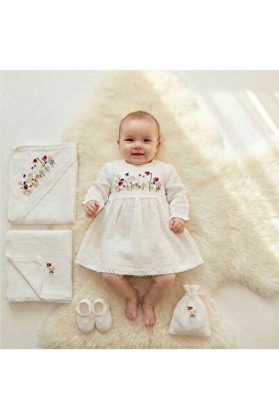 PRICHINDEL Set botez din muselină, 8 piese, Carla și rochie din muselină cu f...