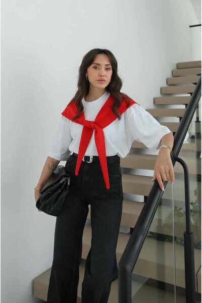 Havoş Λευκό μπλουζάκι με λεπτομέρεια δεσίματος με κόκκινο σάλι