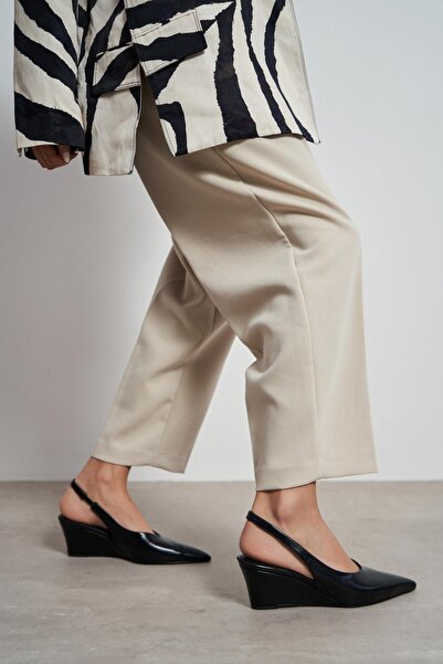 NİŞANTAŞI SHOES حذاء ميلوني أسود غير لامع بتفاصيل شريطية خلفية ومقدمة مدببة ل...