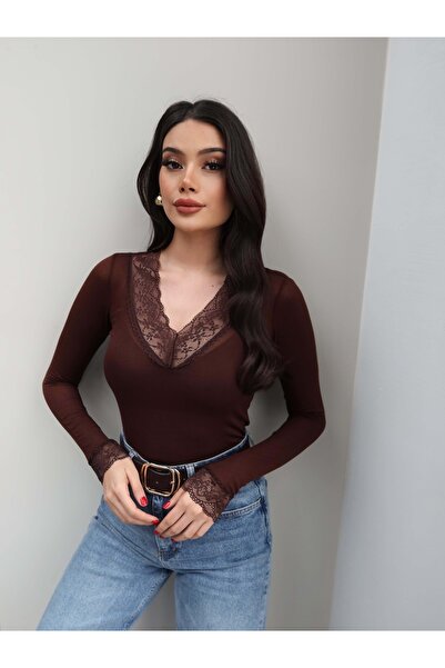ESRAHELVACI V-Neck Lace Blouse