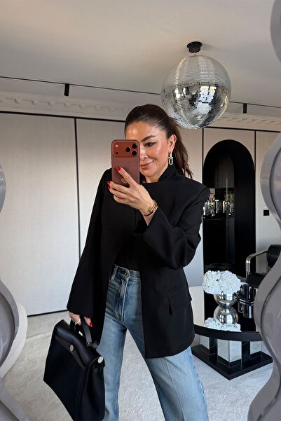 Özge Özgenç Omuzu Vatkalı Tek Düğmeli Ceket