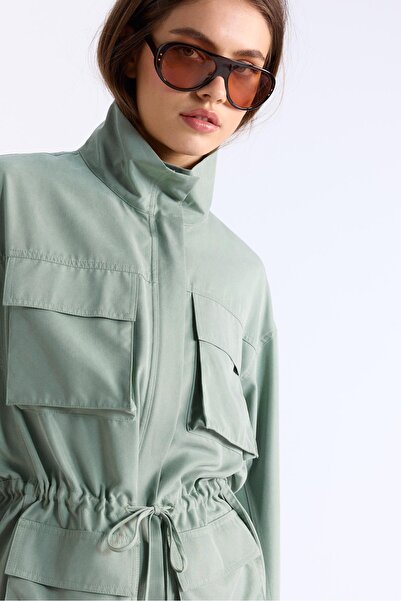 Stradivarius Akışkan utility stili parka