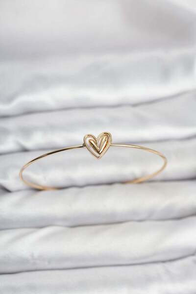 Inure Jewelry سوار ذهبي اللون على شكل قلب