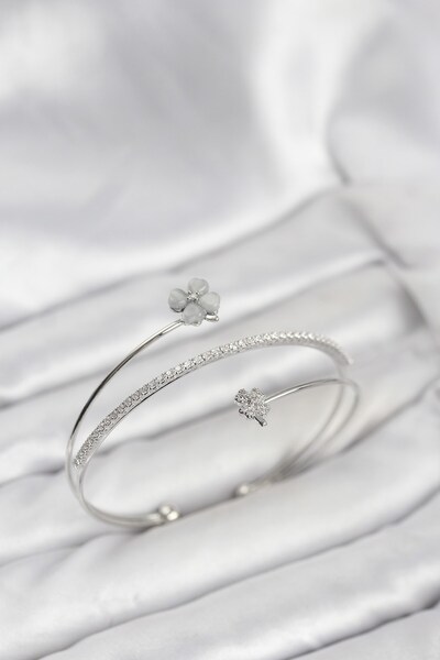 Inure Jewelry سوار نسائي من النحاس الفضي على شكل زهرة البرسيم