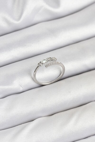 Inure Jewelry خاتم نسائي من النحاس الفضي اللون مع تفاصيل على شكل قلب وحجر الز...