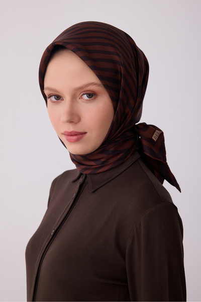 Belli وشاح بنمط هندسي حرير تويل - ربيع وصيف 2026 (T) 4325-31