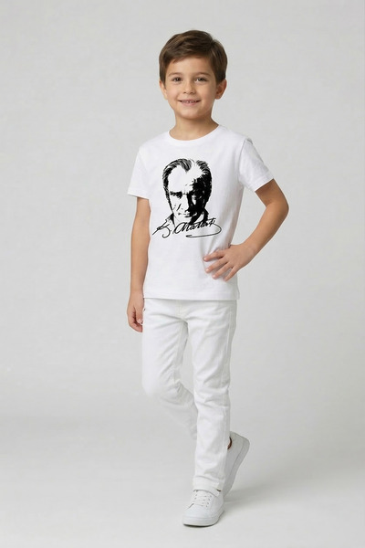 nacar çarşı Αγόρια με λευκό κοντομάνικο μπλουζάκι Ατατούρκ και λευκό παντελόν...