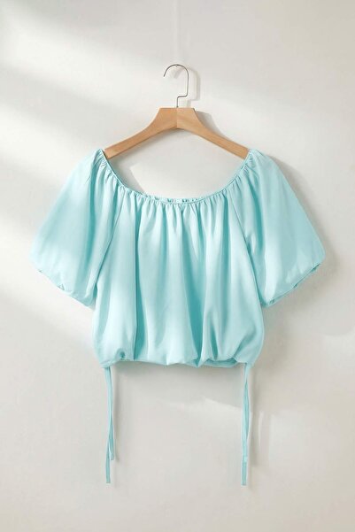 ترينديول كوليكشن بلوزة بالون منسوجة بياقة كارمن مع تفاصيل ربط باللون الأخضر ا...