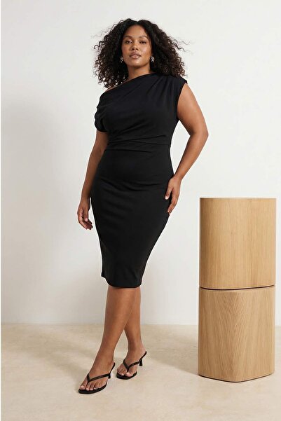 Trendyol Curve Μαύρο Μίντι Πλεκτό Φόρεμα με Λεπτομέρεια Σούρας/Ντραπέ σε Μεγά...