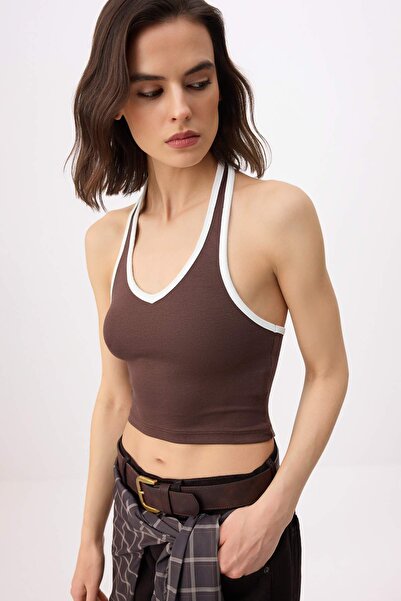 ترينديول كوليكشن قميص داخلي محبوك مضلع باللون البني بقصة ضيقة/ملتصقة بالجسم ب...