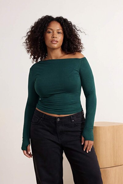 Trendyol Curve Smaragdgrüne, geraffte One-Shoulder-Strickbluse in Übergröße T...