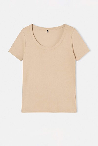 Trendyol Curve بلوزة بيج بياقة حلقية محبوكة بمقاس كبير TBBSS26AF00121