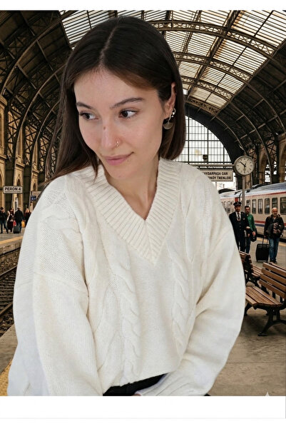 Butik Una Fiaba - Екру дамски пуловер с V-образно деколте и мека текстура