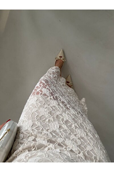 Bade Butik فستان بدون أكمام مبطن باللون الكريمي دانتيل