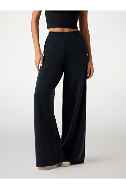 Guess بنطال واسع الساق