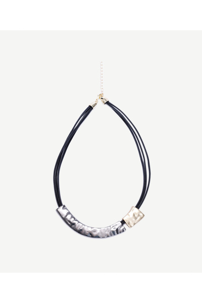 Yargıcı Metal Aksesuarlı Kolye