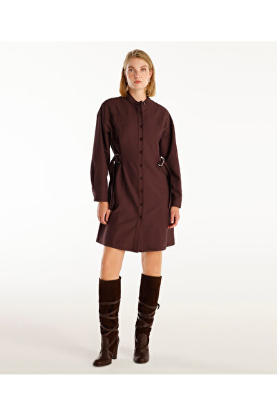 Yargıcı فستان قميص قصير بأكمام طويلة وياقة القاضي مع تفاصيل حزام