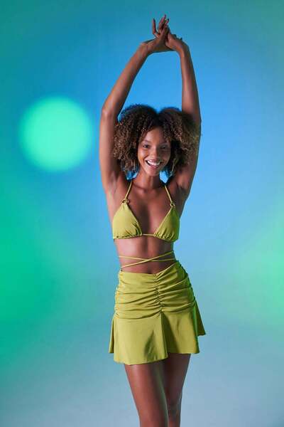 HOLLY LOLLY تنورة ميني ديلفي عالية الخصر فستان بتجاعيد مجمّعة باللون الأخضر