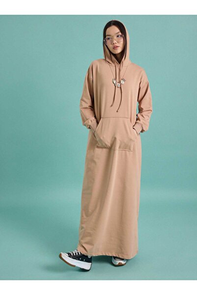 Benin Скромна рокля с качулка и джобове тип кенгуру - кремава -