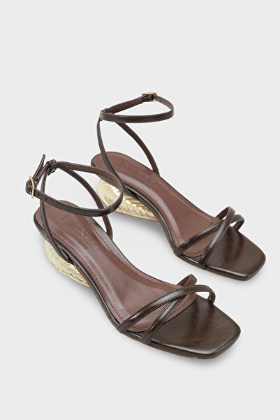 Capone Outfitters حذاء كارلينا النسائي الأنيق ذو الكعب المعدني وحزام الكاحل