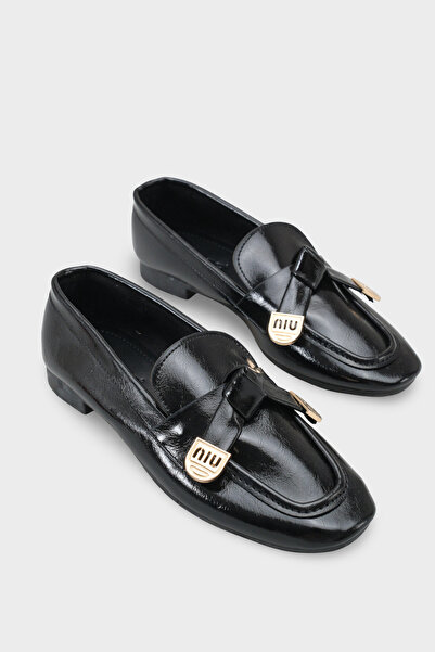 Capone Outfitters حذاء جانيسا الناعم للنساء مشبك معدني حذاء لوفر