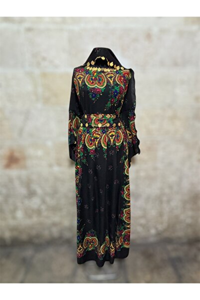 MODA Το τοπικό φόρεμα είναι μέσα στο σάλι και τη ζώνη